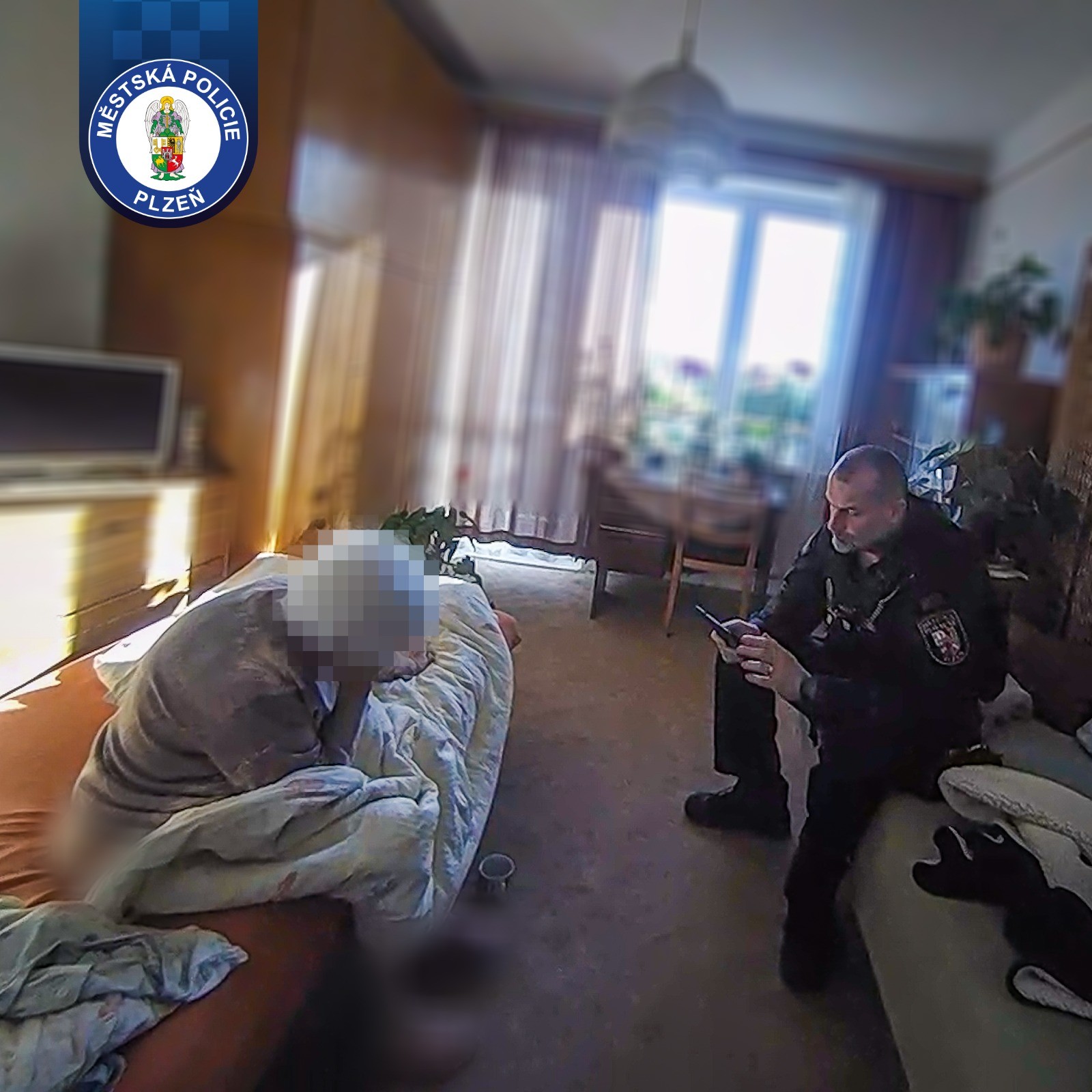 Seniorka strávila celou noc uvězněná ve vaně