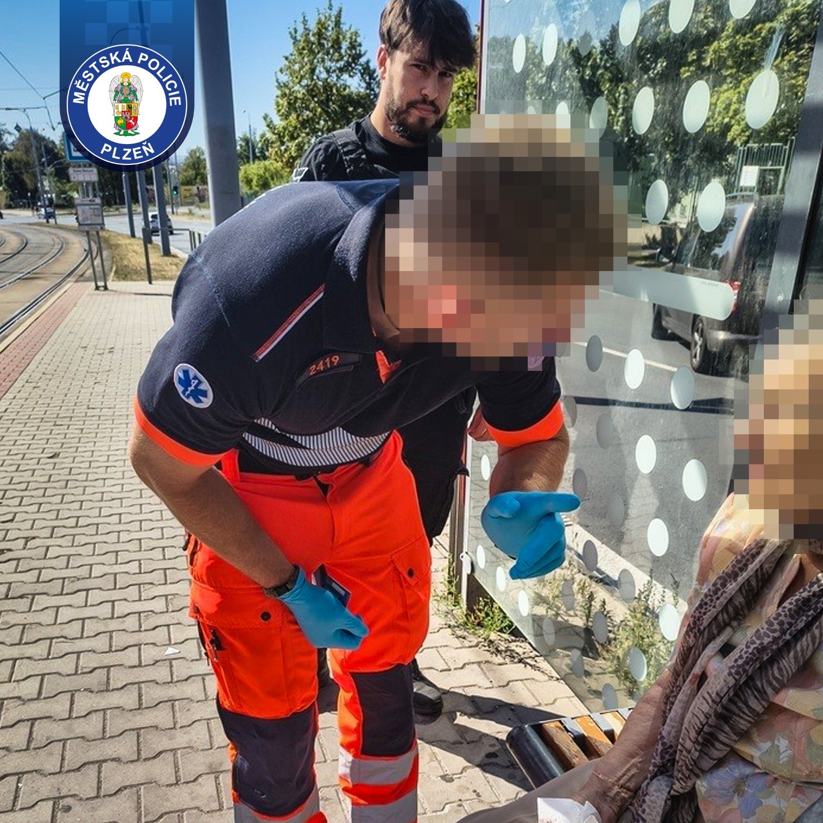 Hlídka mířila do centra, skončila u zraněné seniorky