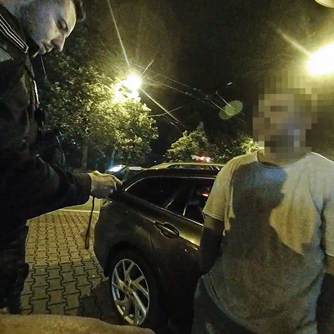 Nezastavení na „stopce“, nelogické blinkry a k tomu promile