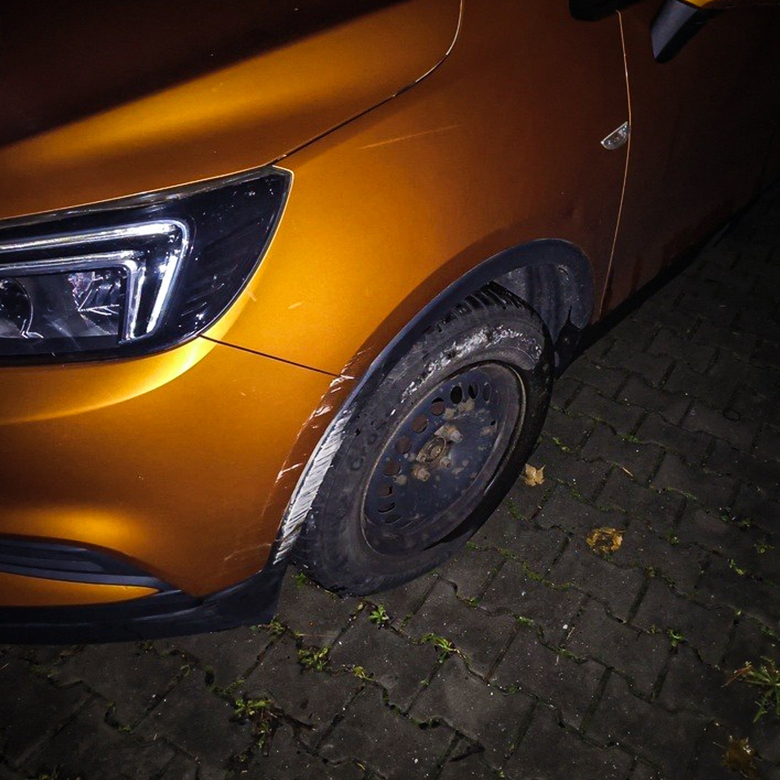 Řidič pod vlivem naboural okap i vozidlo. Pak usnul za volantem