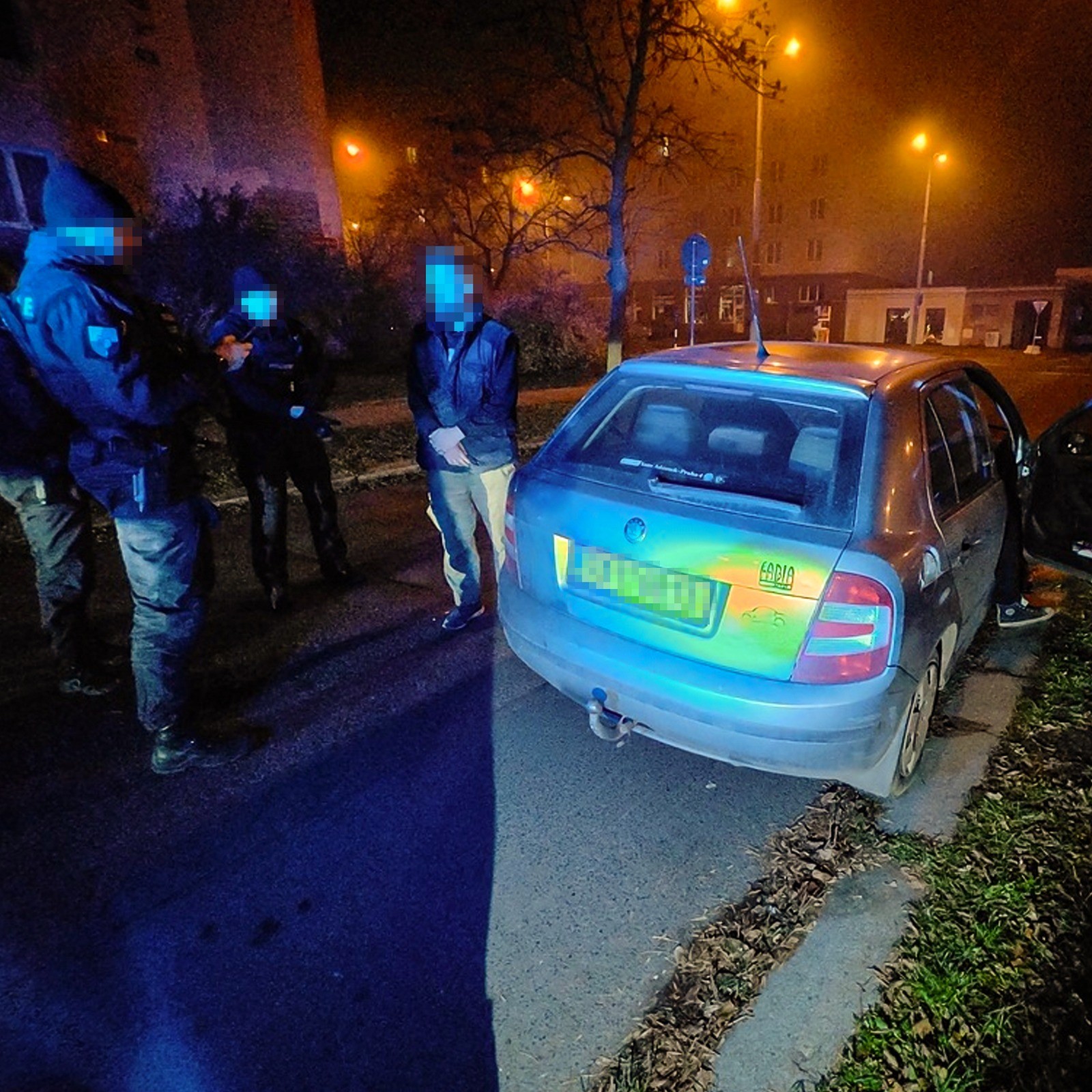 Chodník ani stezka pro chodce a cyklisty není pro řidiče aut