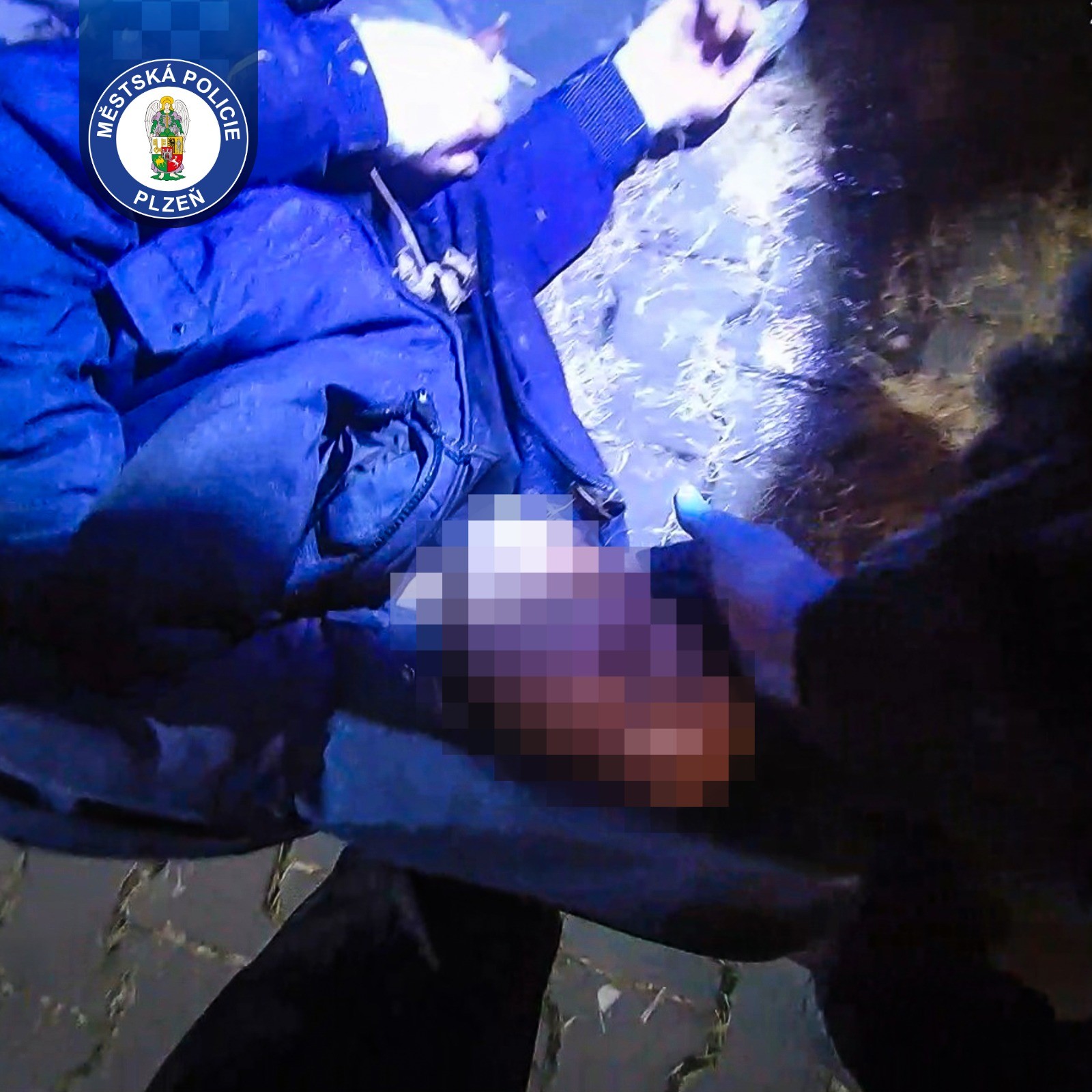 Muž ležel na silnici, dávil se a upadal do bezvědomí