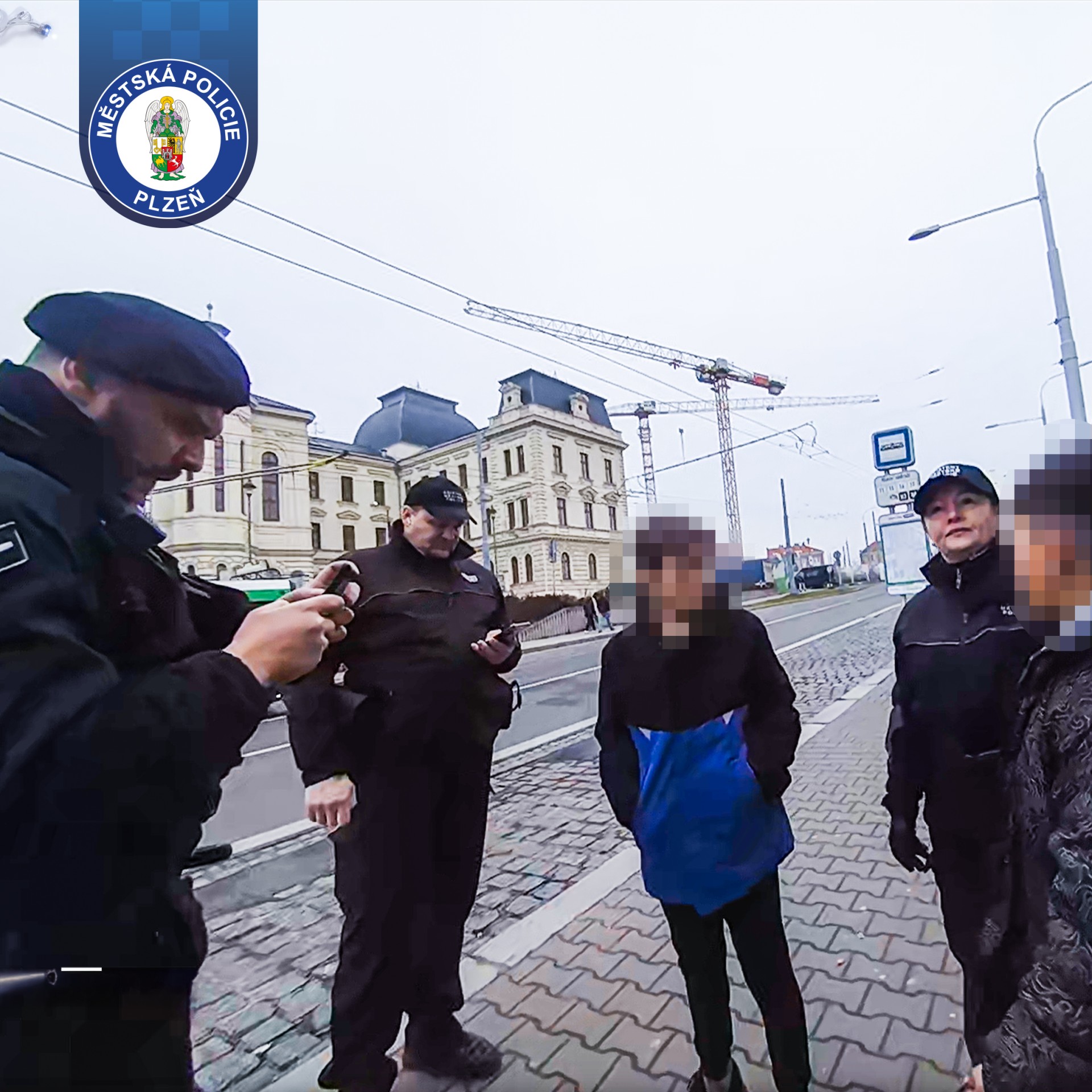 Nezletilý chlapec, autobusová zastávka a útěk dlouhý 90 kilometrů