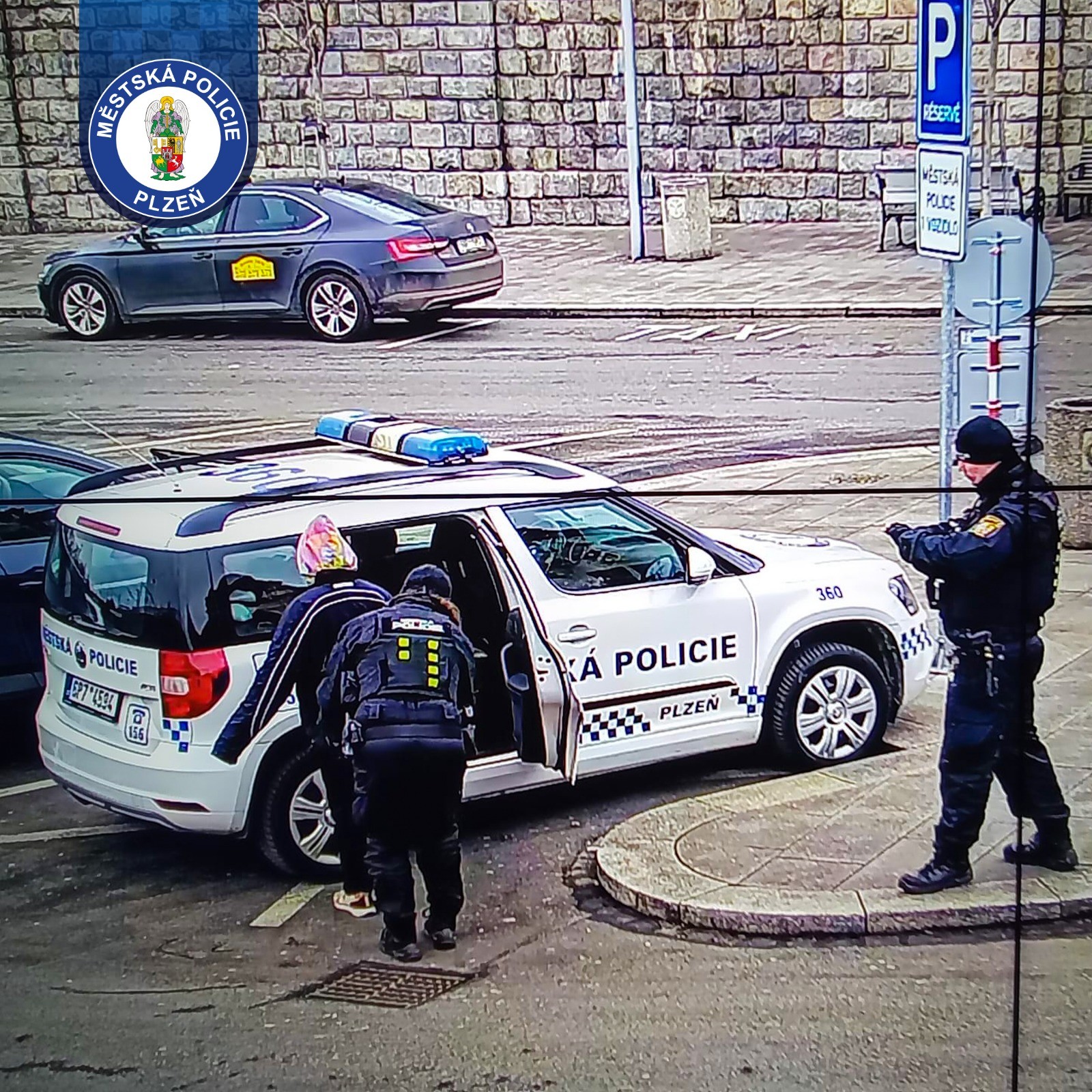 Hlídka odhalila hledanou dívku na útěku u nádraží