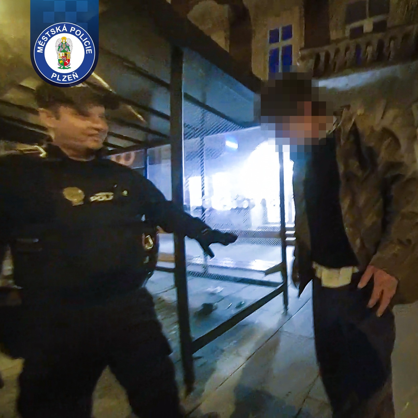 Muž na zastávce nadýchal přes dvě promile. Nakonec skončil v poutech