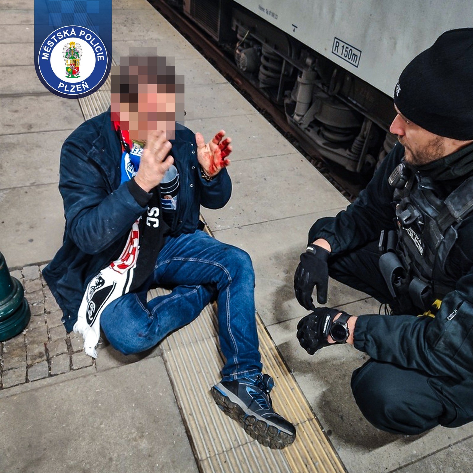 Nebezpečný pád fanouška německého fotbalového klubu na nádraží