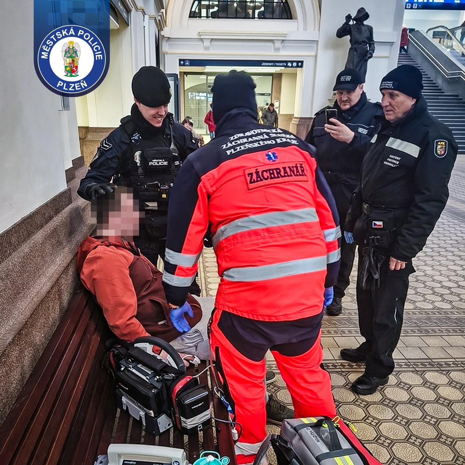 Bezvládný muž na nádraží