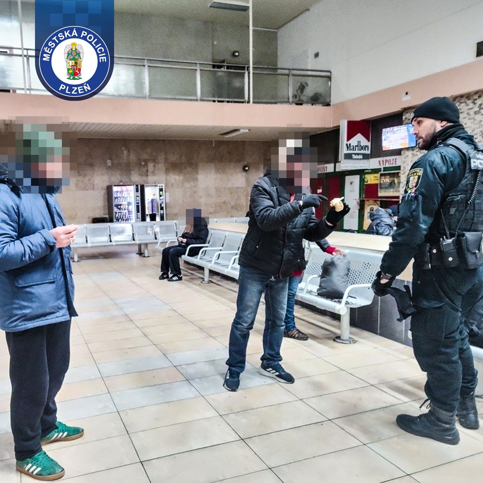 Hala nádraží patří cestujícím, ne alkoholu.