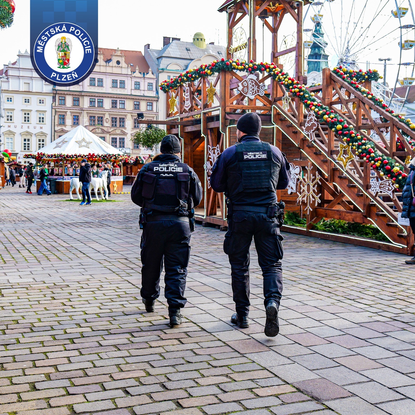 Rozsvícení vánočního stromu  za dohledu strážníků