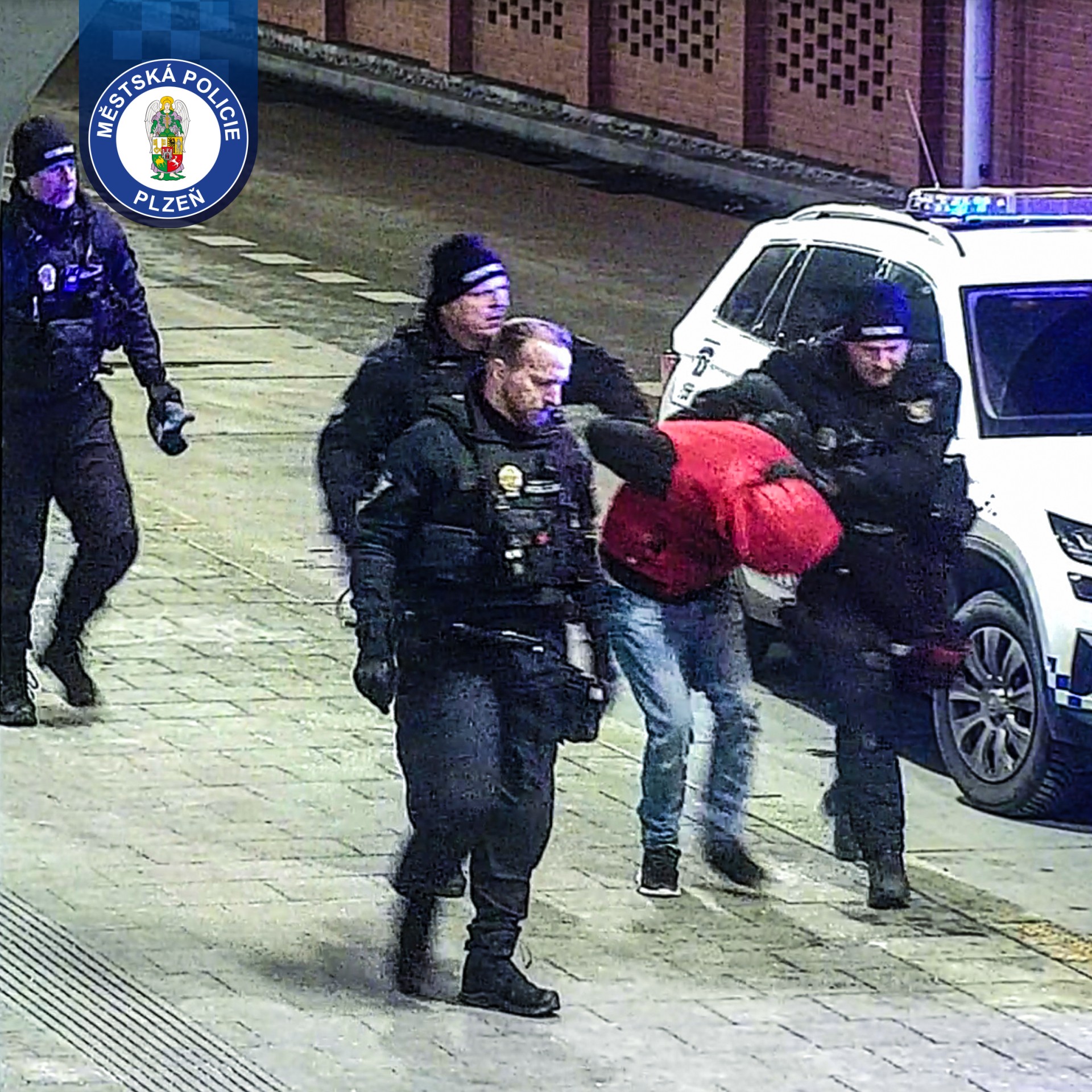 Hádka o jízdenku skončila v poutech a na záchytce