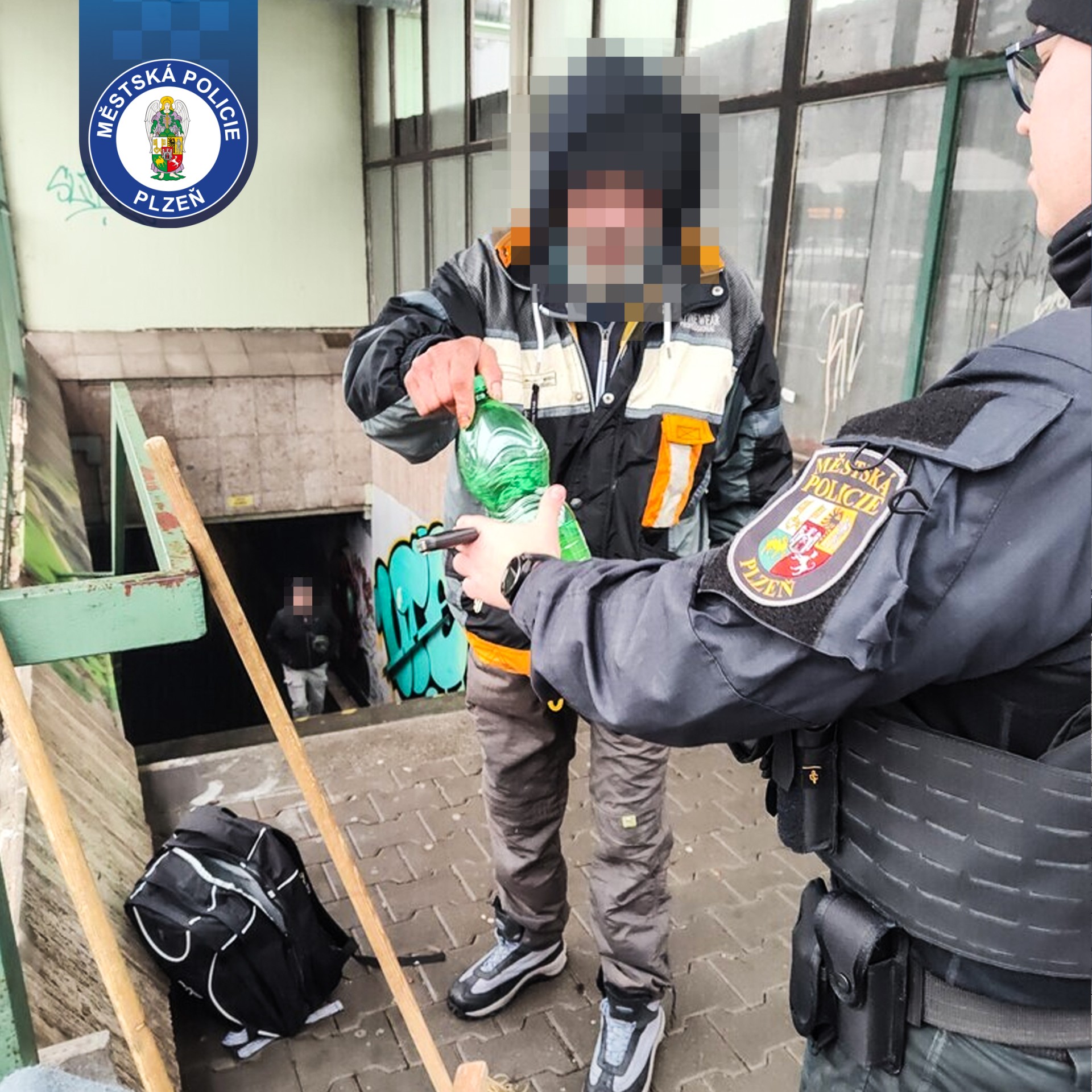 Alkohol opakovaně na veřejném prostranství: schovat nestačí