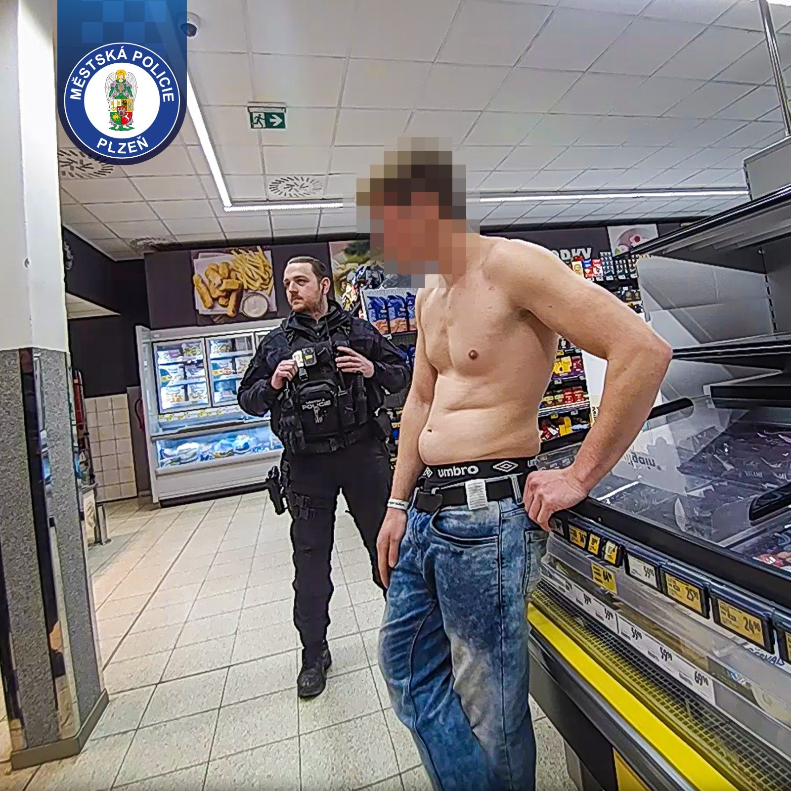 Bez trička v supermarketu, alkohol a pozitivní test na OPL