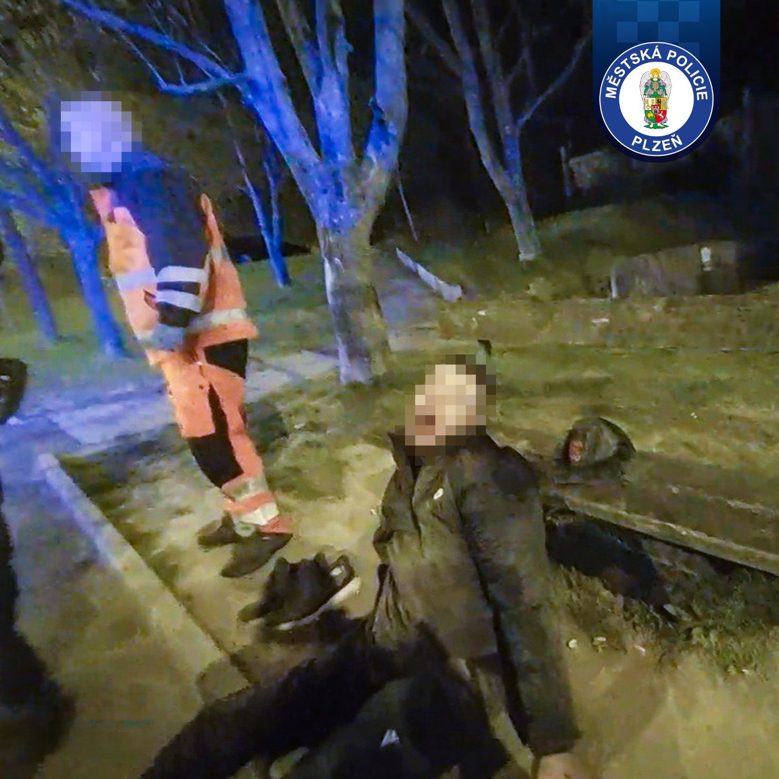 Ležící muž a ústa od krve