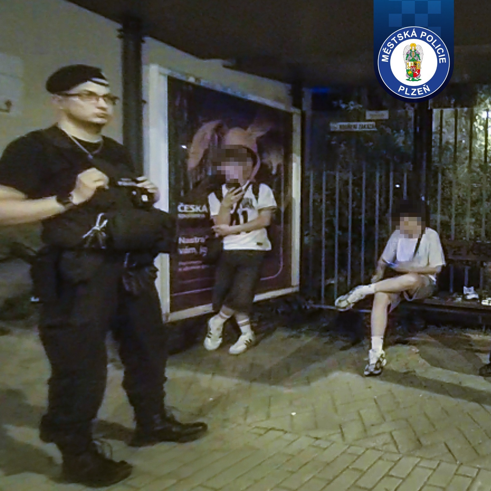 Hlídka městské policie našla na zastávce opilé teenagery