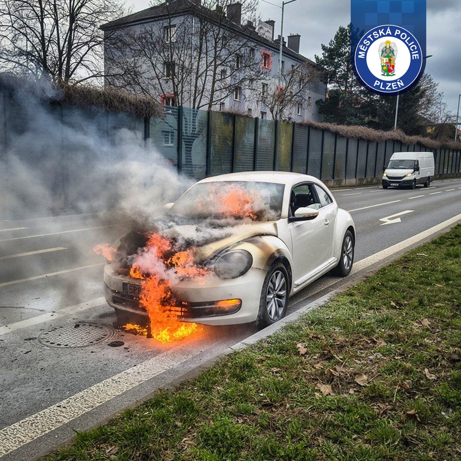 Strážníci pomáhali u hořícího vozidla v Sukově ulici