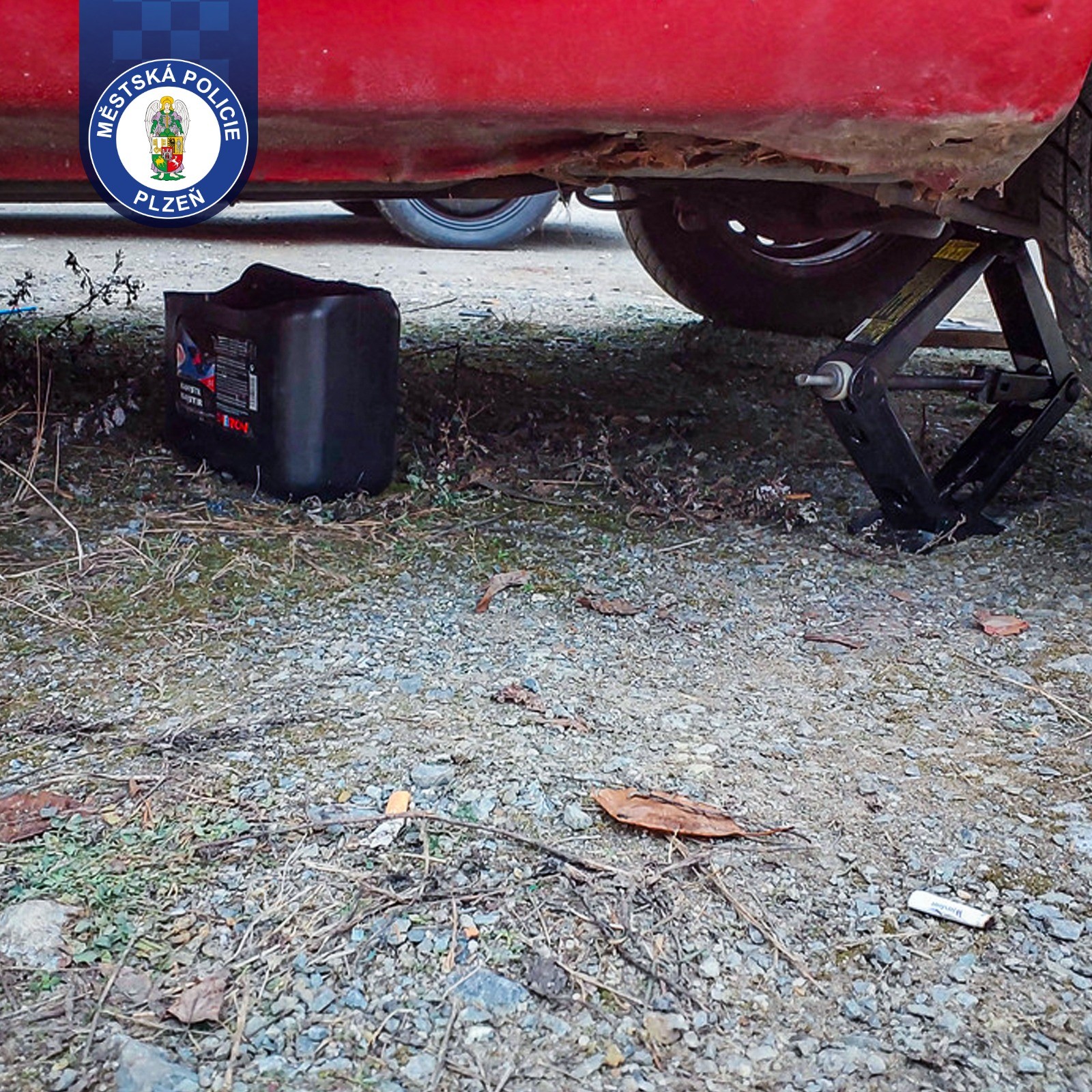 Ostražitost se vyplatila: Strážníci ve Skvrňanech překazili krádež paliva z navrtané nádrže