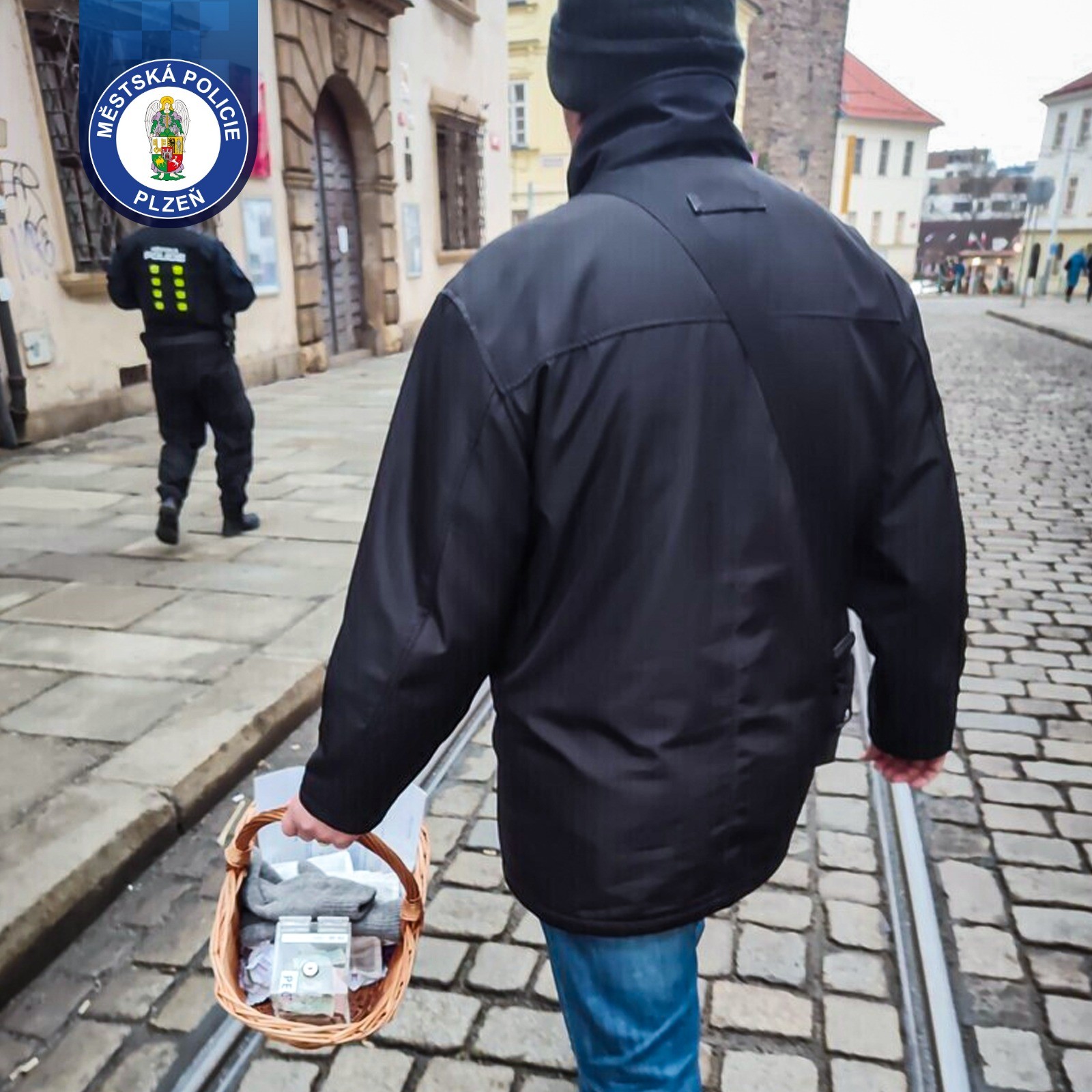 Důvěřuj, ale prověřuj. Strážníci odhalili v centru města neplatnou veřejnou sbírku