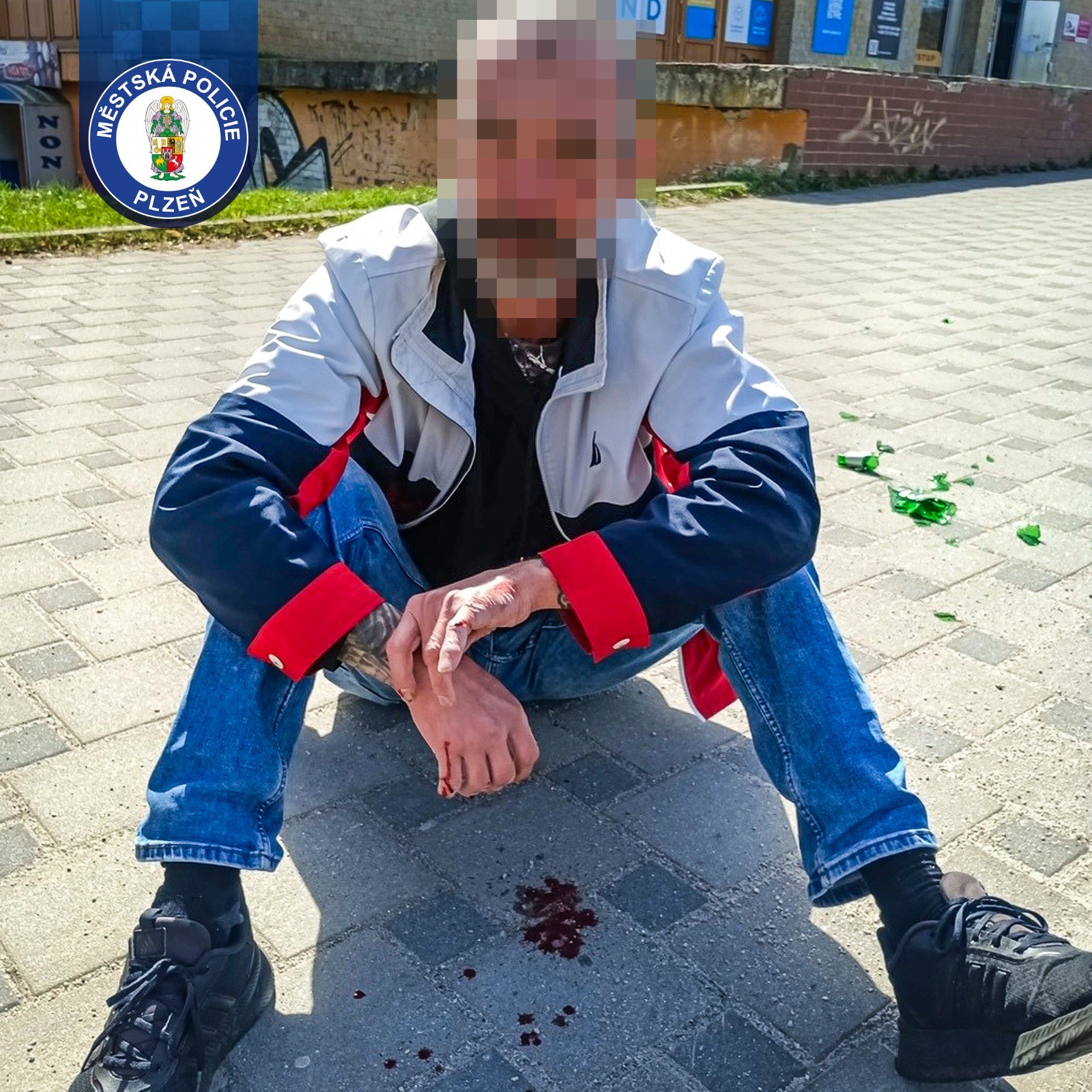 Z pádu na chodníku až na hraně bezvědomí