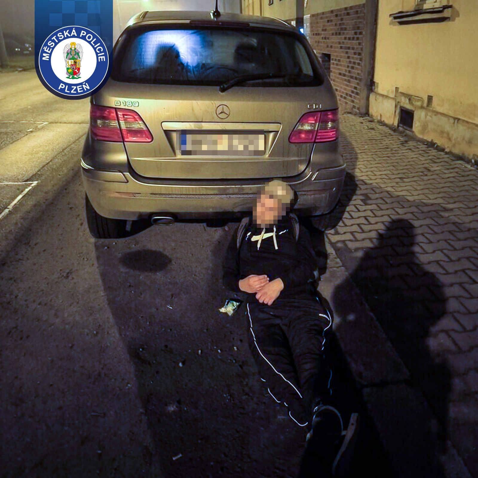 Zaparkovaný pod zaparkovaným vozidlem