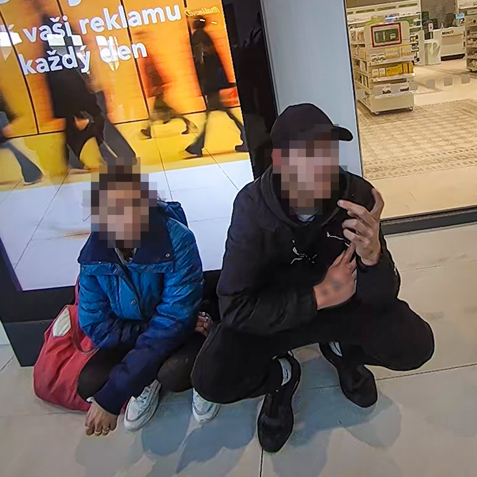 Zloděje psacích potřeb a omalovánek usvědčil záznam na kamerách