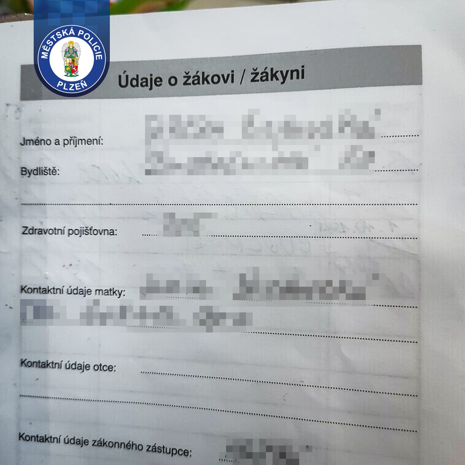 Krádež cigarety v prodejně? Pachatelku museli strážníci ztotožnit podle žákovské knížky