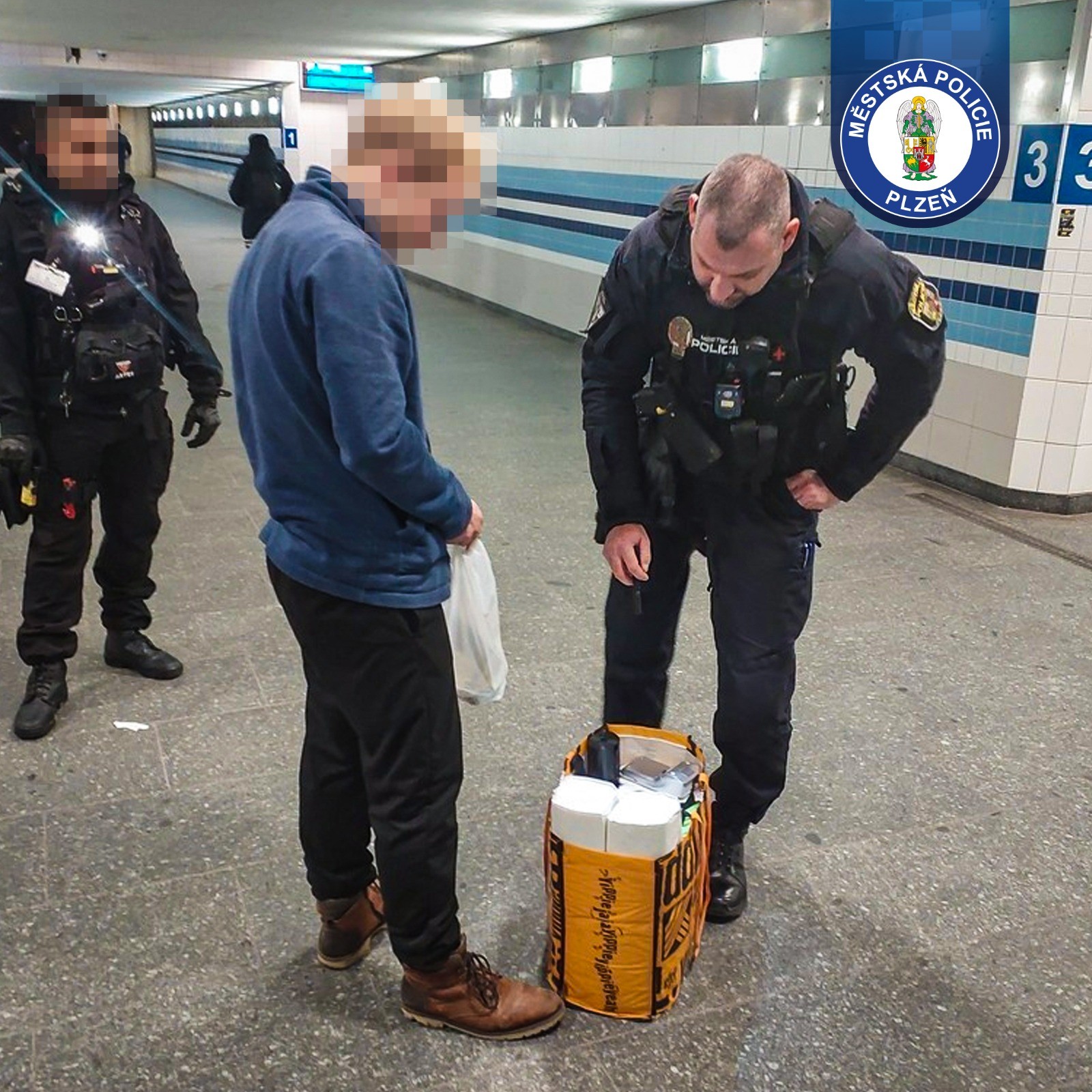 Cigareta v podchodu a platební terminál v tašce