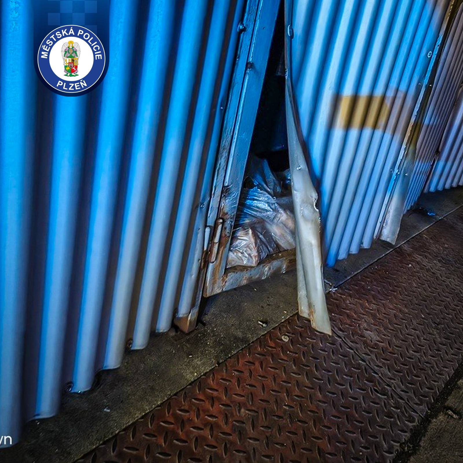 Už to bylo vypáčené, jen jsem tomu pomohl