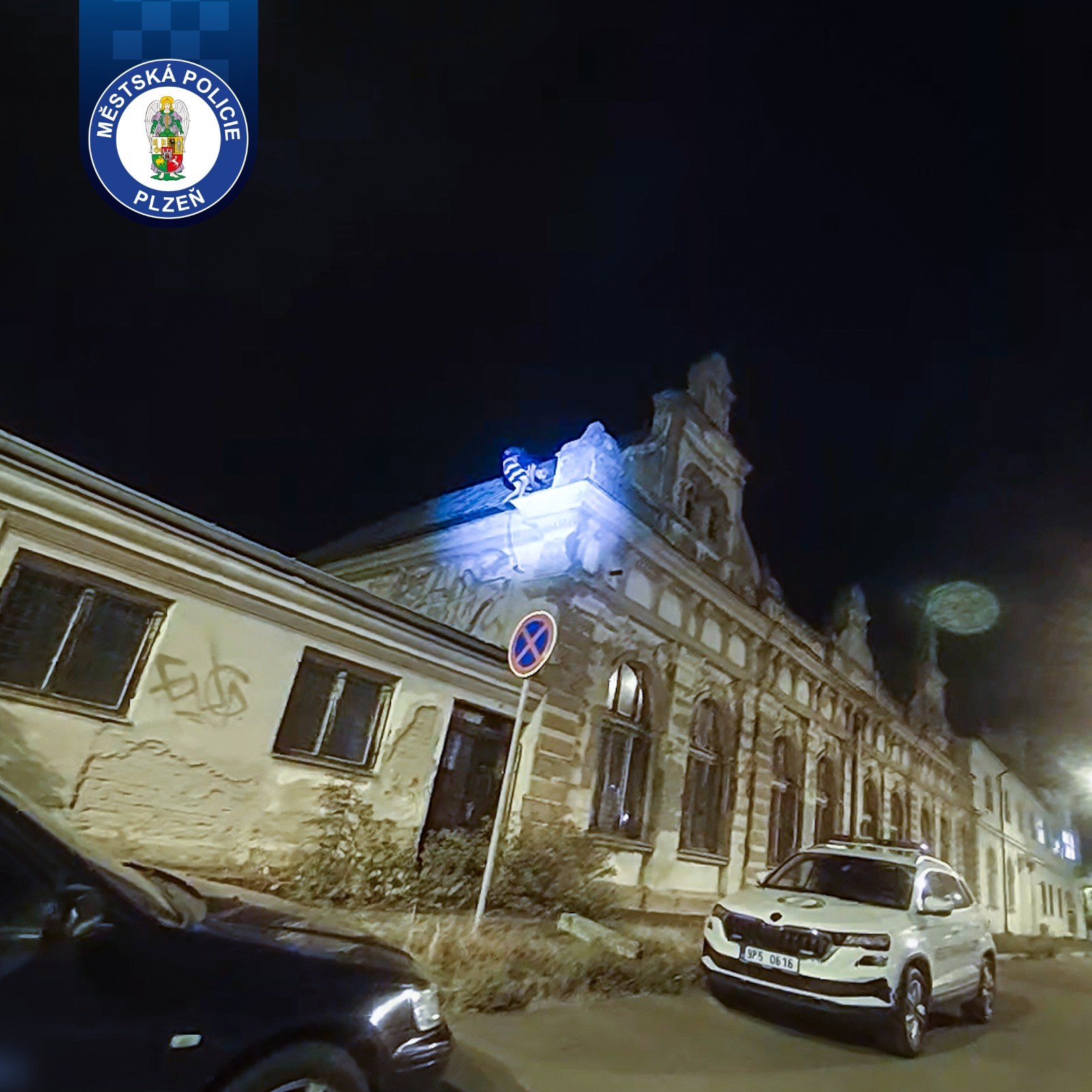 Bratři Grimmové by se asi divili - noční loupání střechy ze služebny městské policie