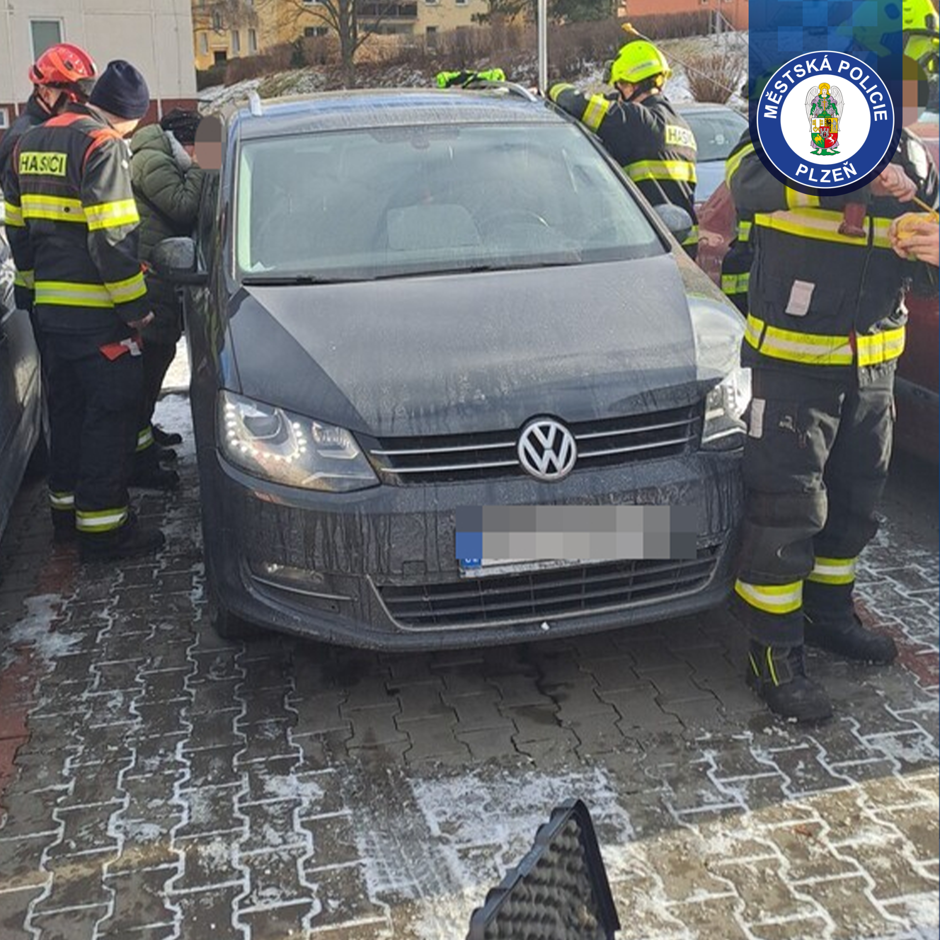 Pomoc uvězněnému chlapci v autě