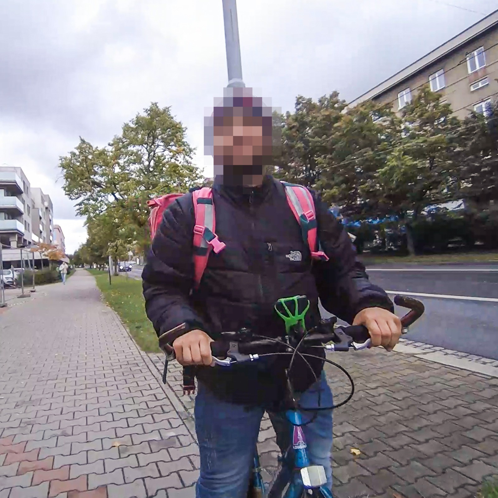 Cyklista zvolil špatnou trasu, jízda po chodníku i útěk se mu nevyplatily