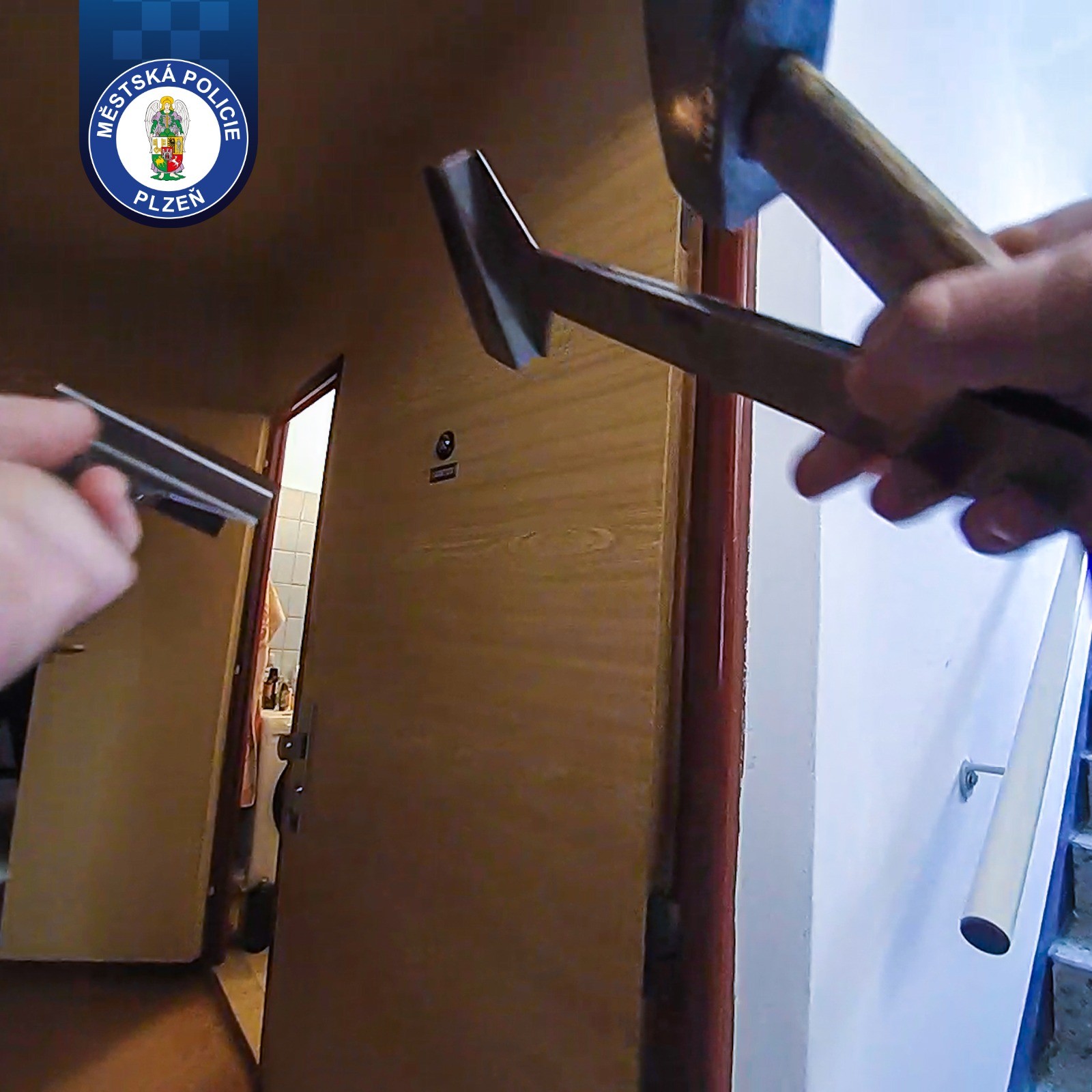 Zabouchnuté dveře a velký strach o manžela