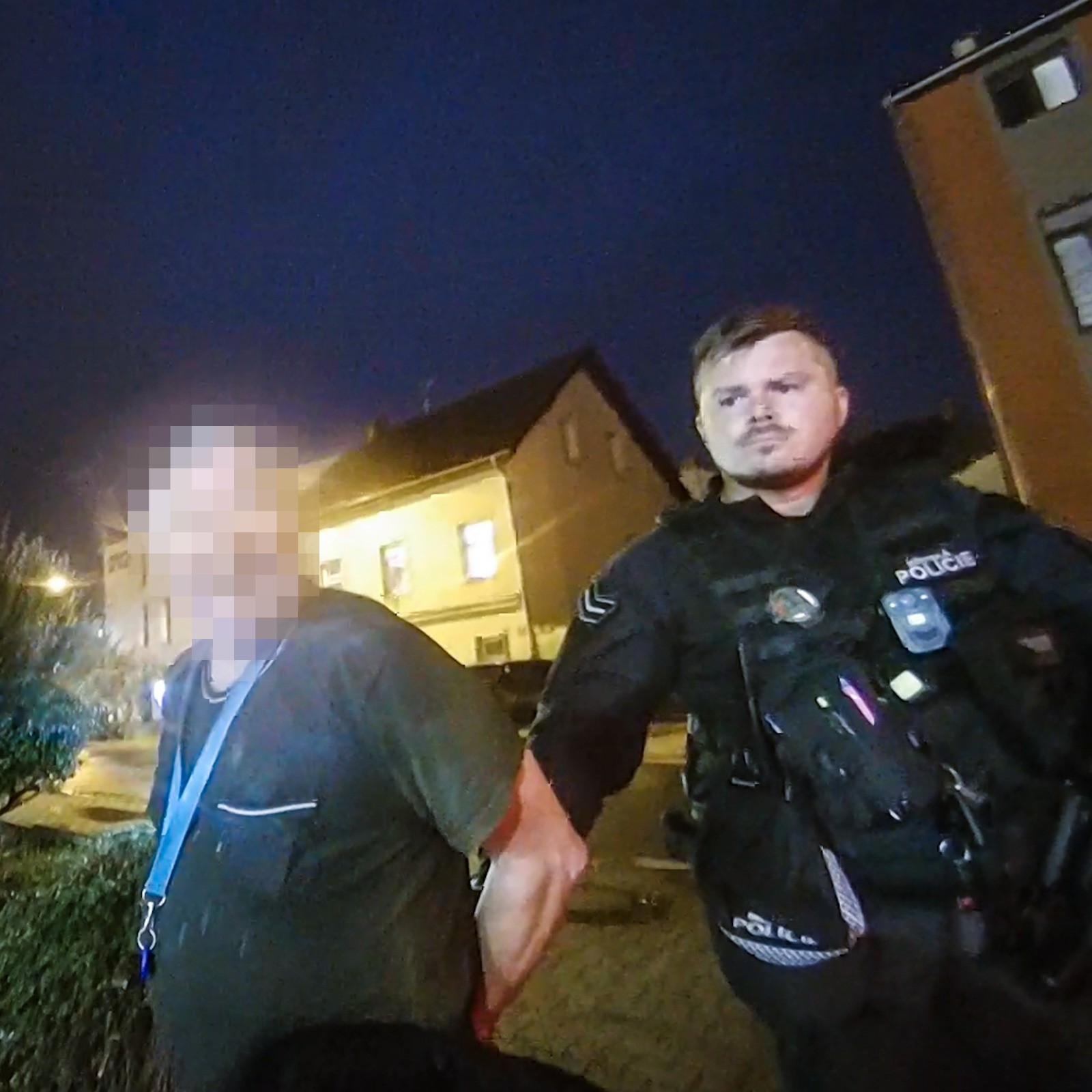 Hodil kebab po obsluze a nadával strážníkům