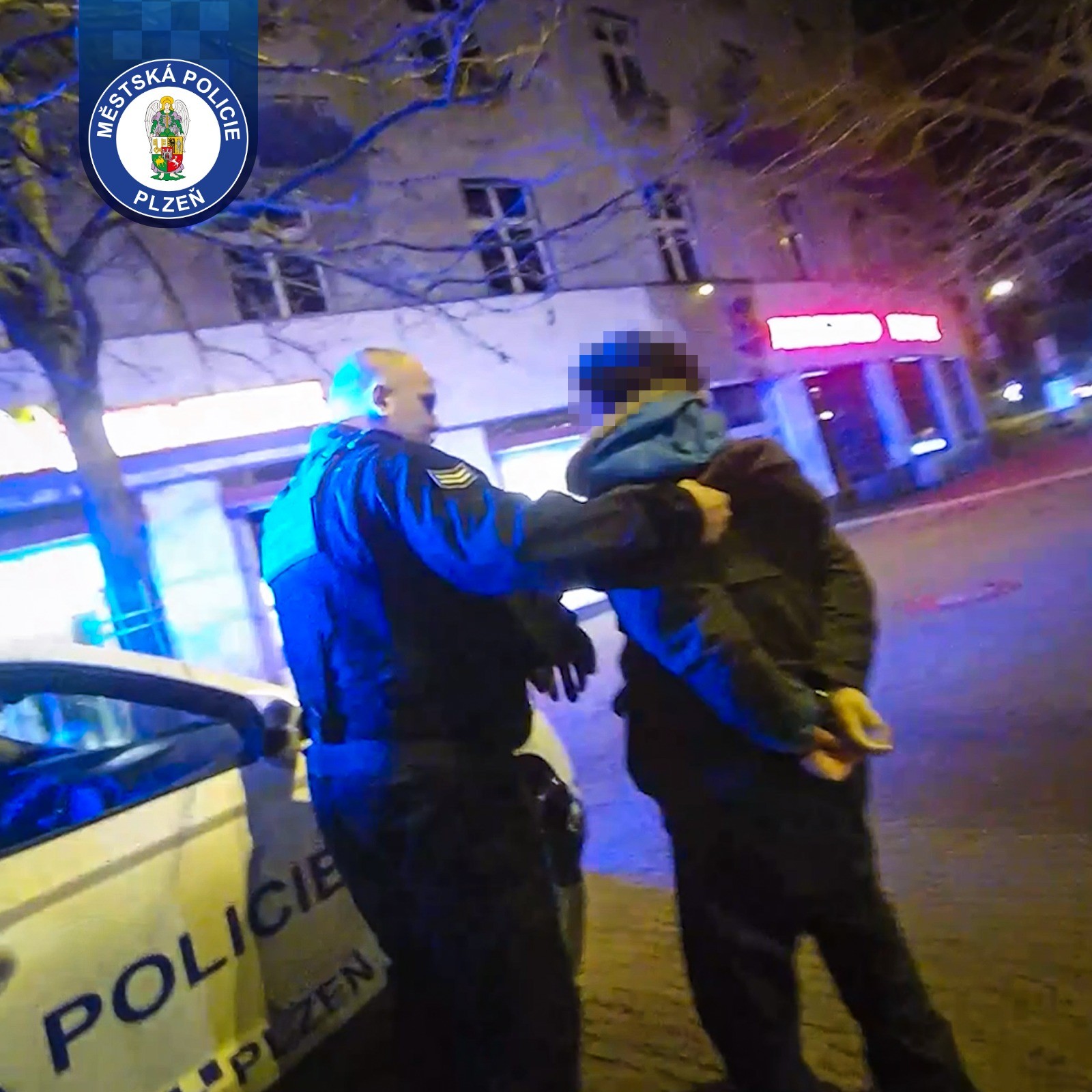 Ve vzteku kopl do auta strážníků