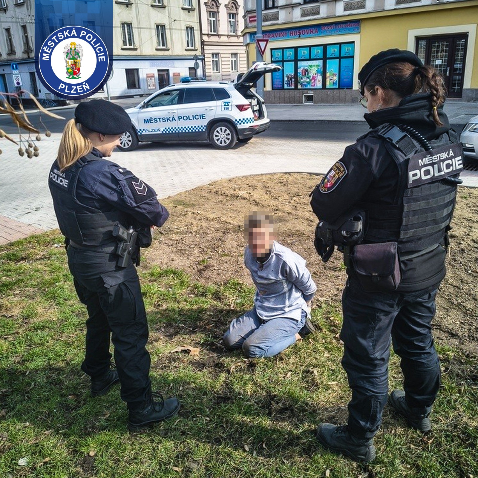 Chtěla jen zaplatit parkovné. Místo toho čelila útoku opilé agresivní ženy.