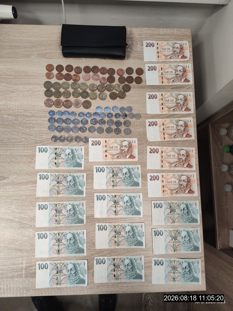 Peněženka se projela na střeše auta. Nakonec se vrátila k majiteli