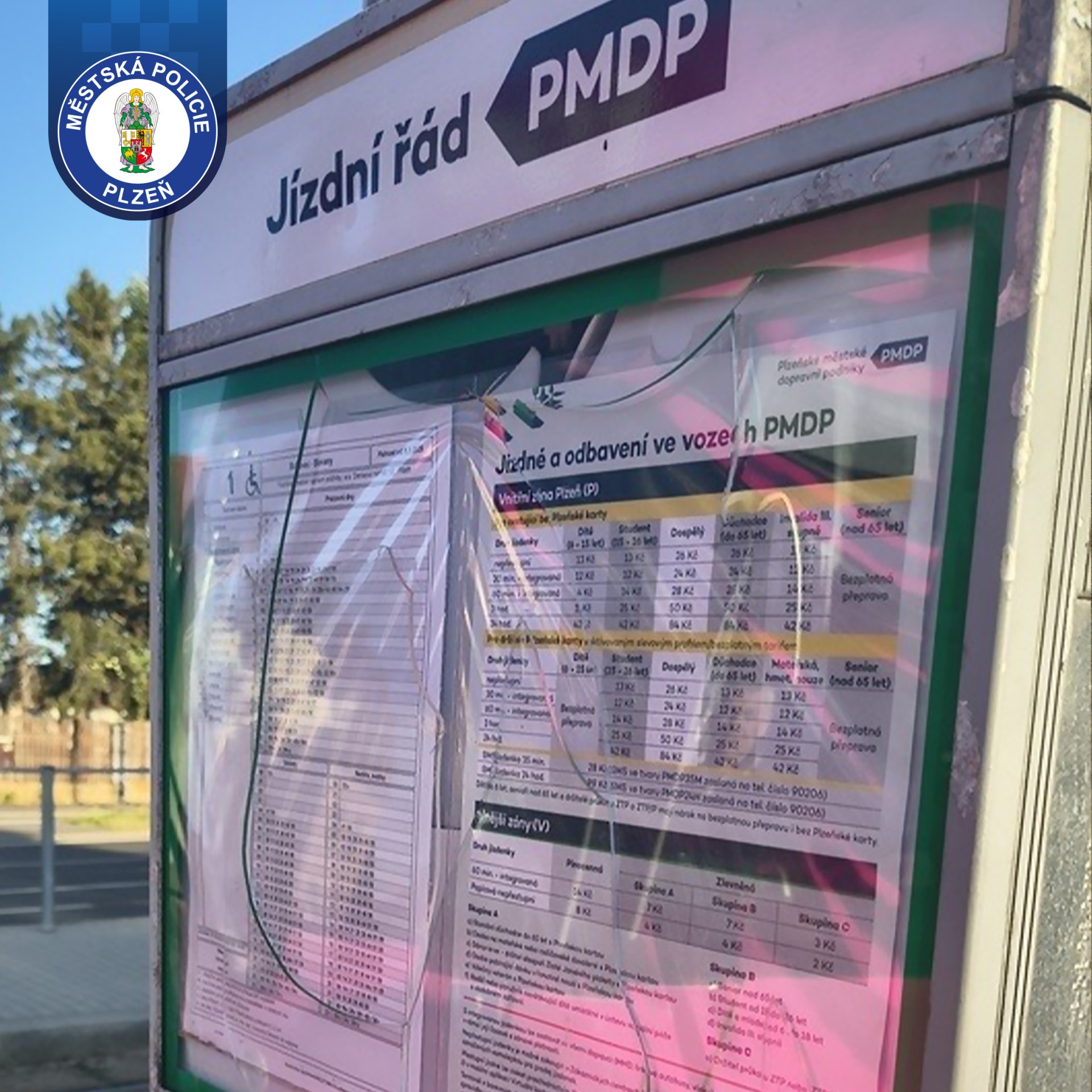 Vztek na zastávce neudržel. Poškodil označník zastávky MHD.