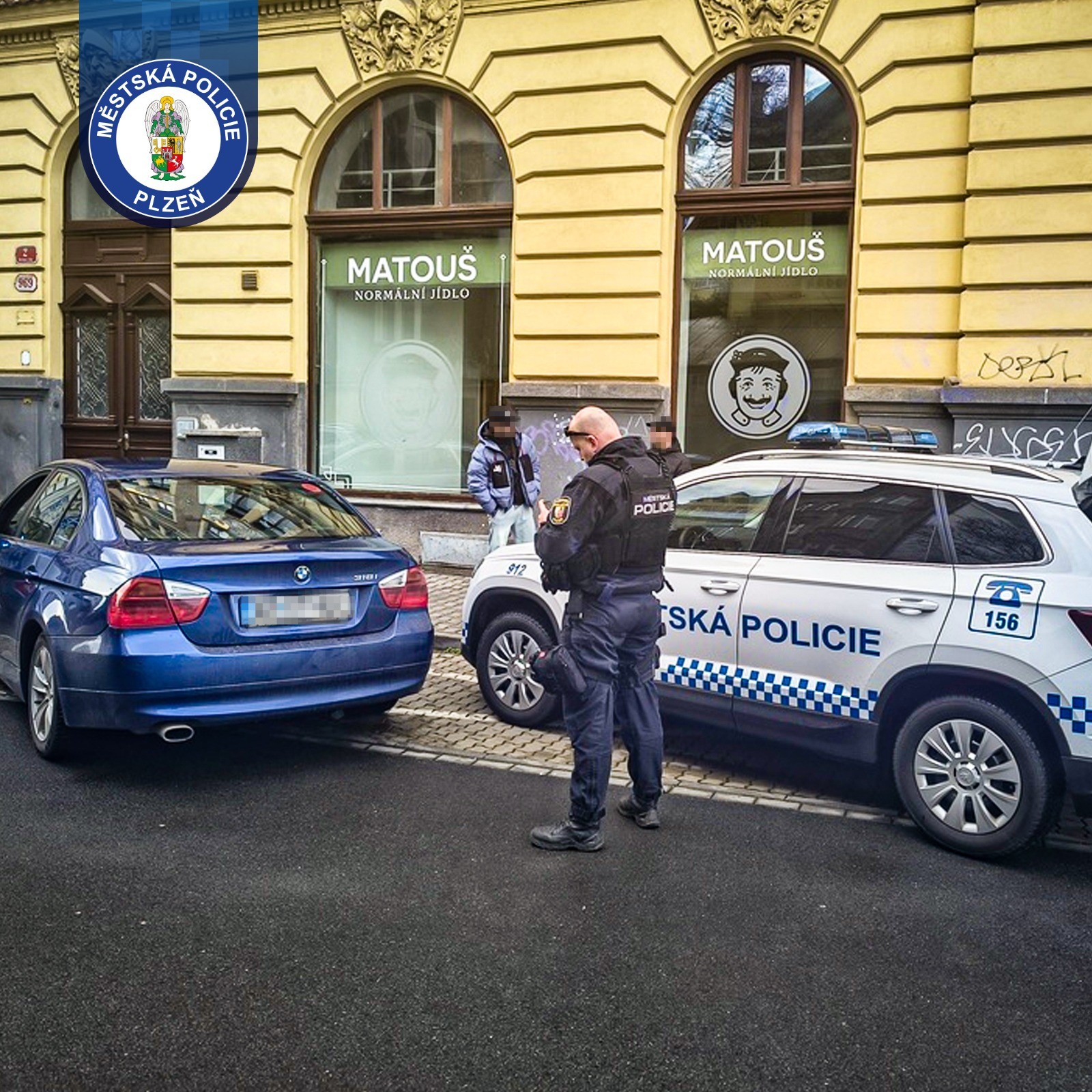 Řídit nesměl, přesto i přes poučení strážníků sedl za volant