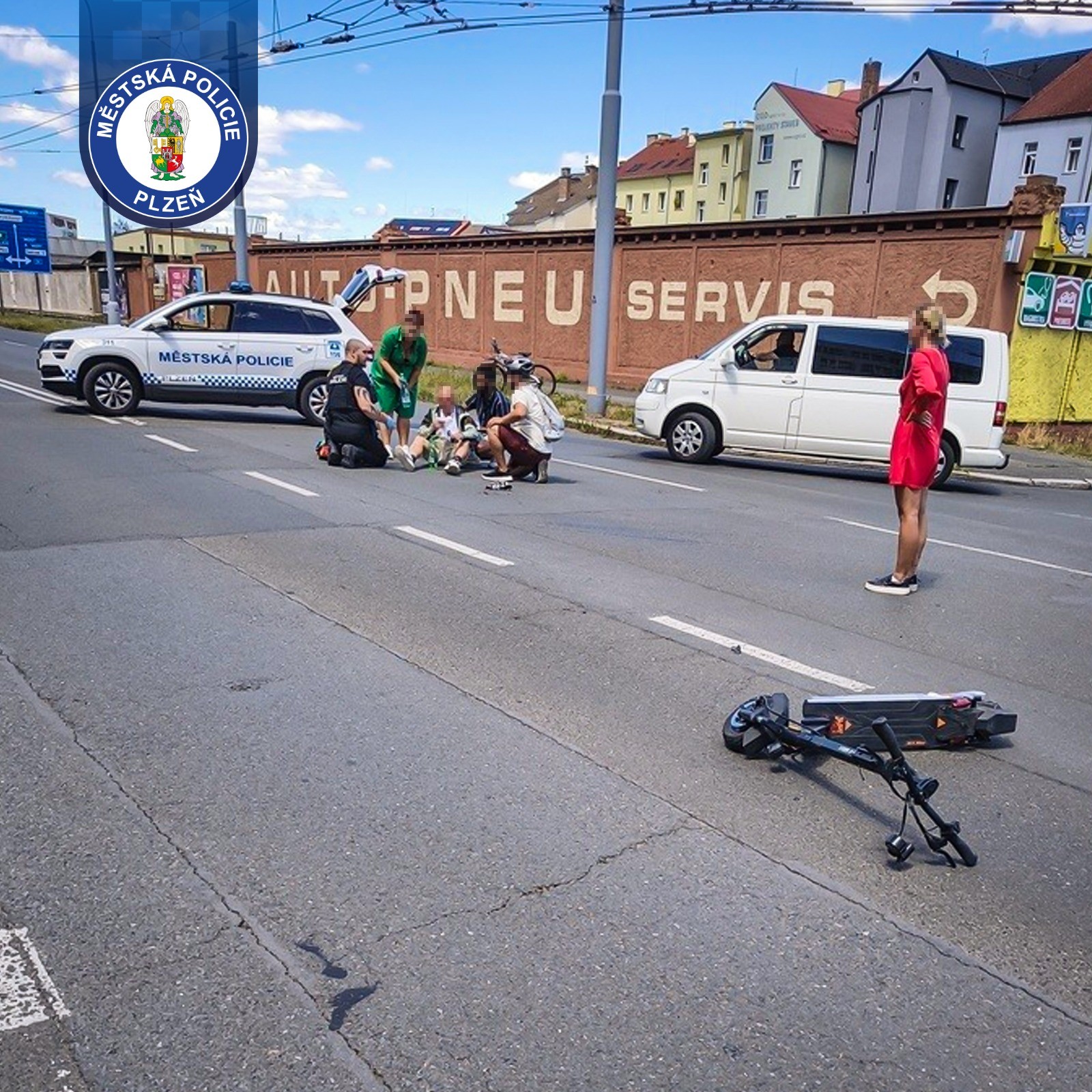 Strážníci asistovali u dopravní nehody, kdy byl sražen koloběžkář