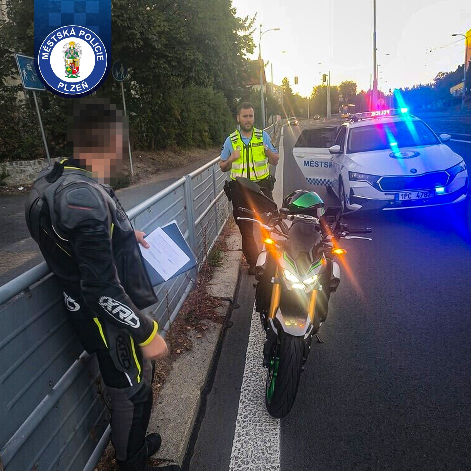 Karlovarská ulice není závodní okruh. Motorkář tam jel 120 km/h
