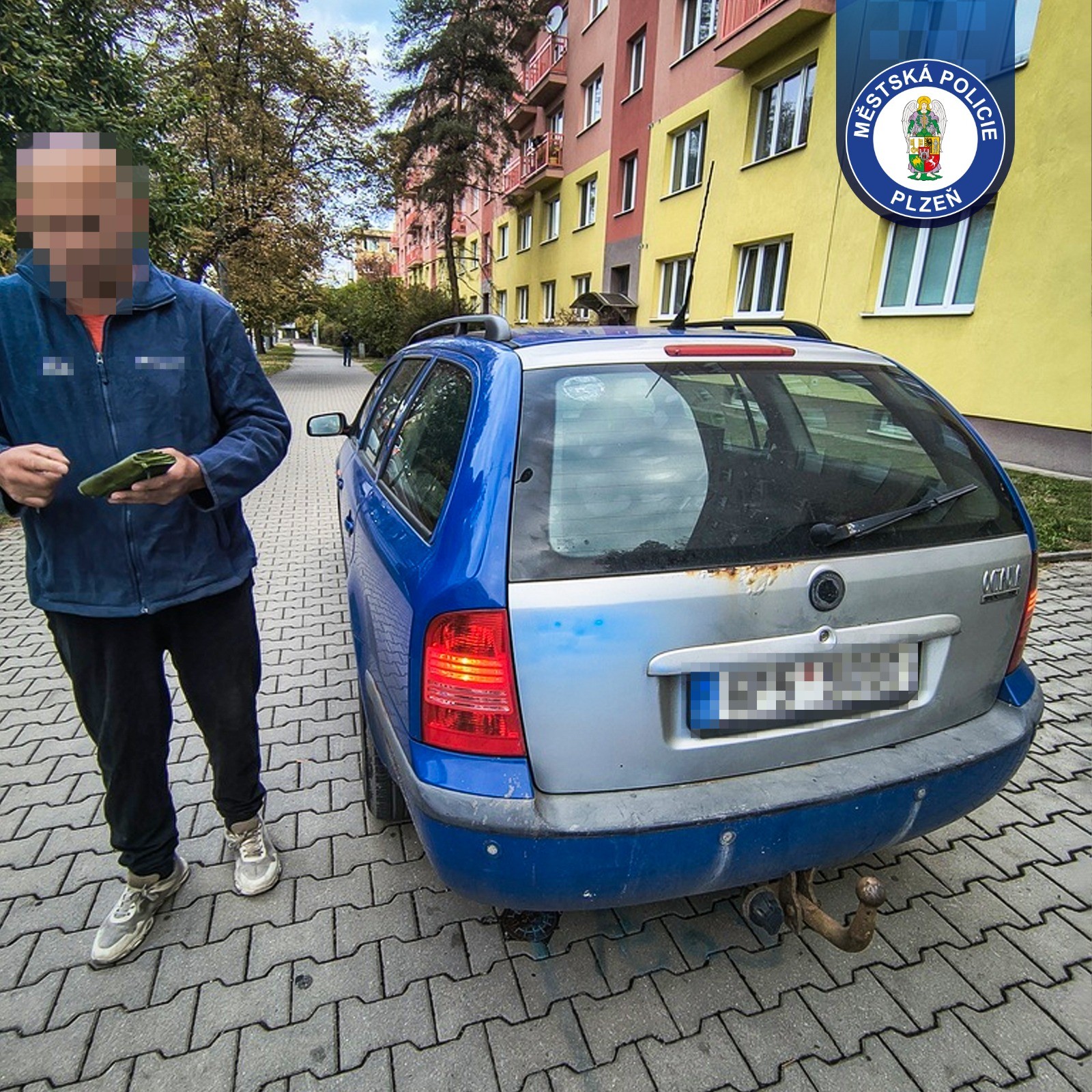 Jen na chvilku zaparkoval na chodníku