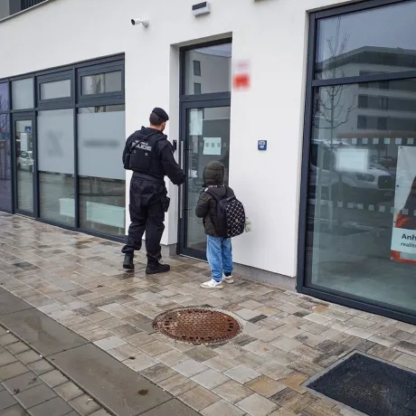 Malý školák  našel oporu u strážníků
