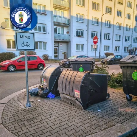 Skvělá náplň volného času v podobě rozházeného odpadu