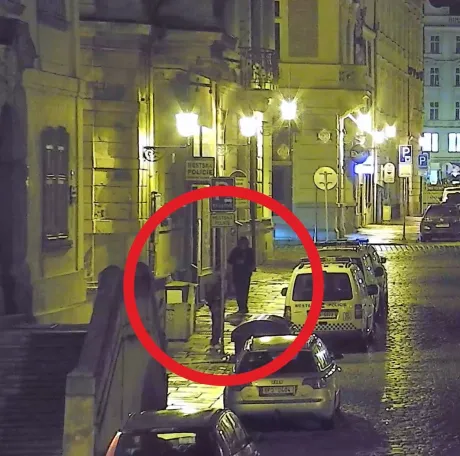 Noční „zábava“ v podobě posprejovaného služebního vozidla