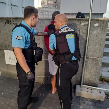 Opilý agresor skončil v poutech a následně na policejním oddělení