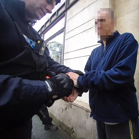 Tři promile na chodníku vystřídaly pouta a převoz na záchytku