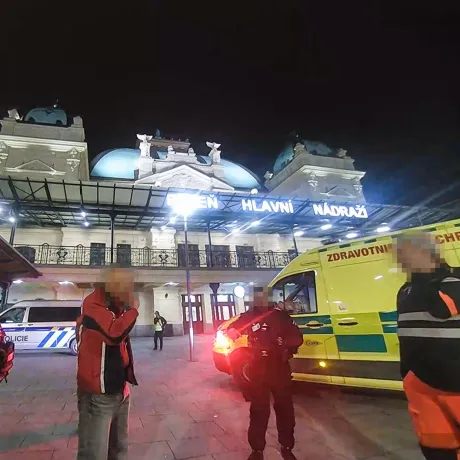 Muž na nádraží vyhrožoval, že skočí pod vlak