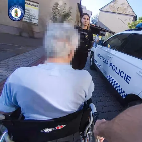 Občan, strážníci a policie. Spojili síly a pomohli seniorovi