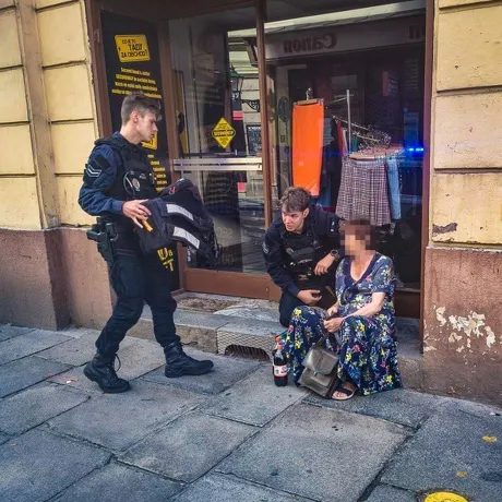 Dvakrát v jeden den: strážníci pomohli zmatené seniorce
