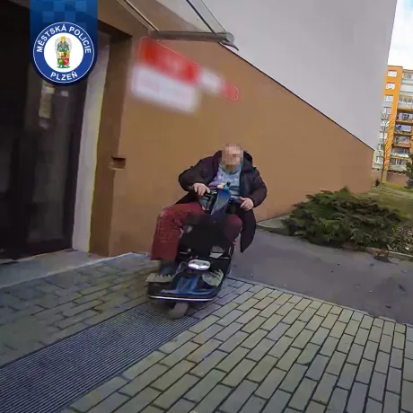 Zalomil klíč, zasekl se s vozíkem a potřeboval pomoc