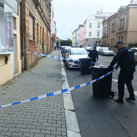 Spadlá omítka z domu v Resslově ulici poškodila zaparkované auto